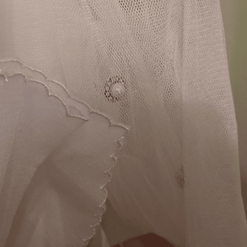 abito bianco Bea – Eleganza Romantica con Fiocco e Maniche Velate