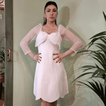 abito bianco Bea – Eleganza Romantica con Fiocco e Maniche Velate
