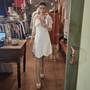 abito bianco Bea – Eleganza Romantica con Fiocco e Maniche Velate