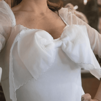 abito bianco Bea – Eleganza Romantica con Fiocco e Maniche Velate