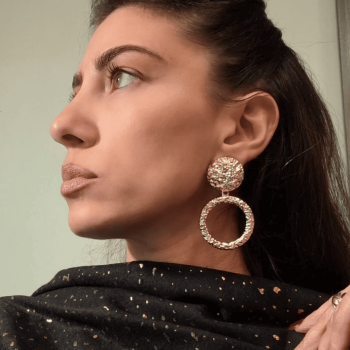 Orecchini dorati pendenti a forma di stelle e cerchi – Eleganza e stile