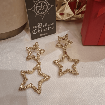Orecchini dorati pendenti a forma di stelle– Eleganza e stile