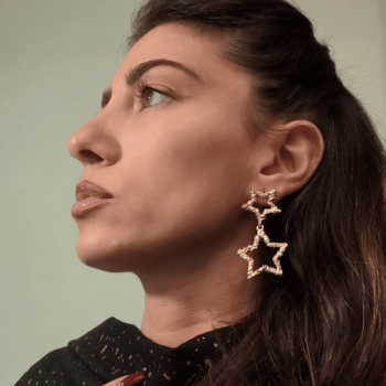 Orecchini dorati pendenti a forma di stelle– Eleganza e stile
