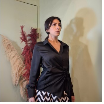 Camicia Nera Scollatura a V – Allaccio Laterale | La Bella del chiostro