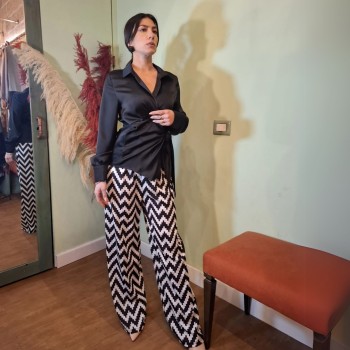 Camicia Nera Scollatura a V – Allaccio Laterale | La Bella del chiostro