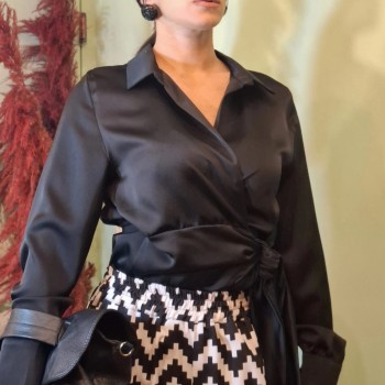 Camicia Nera Scollatura a V – Allaccio Laterale | La Bella del chiostro